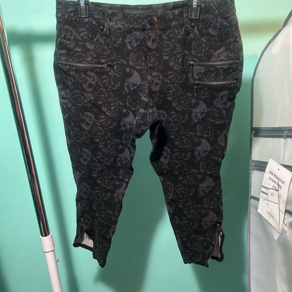 Torrid skull & lace pants size 12